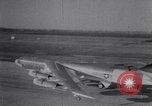 Standbild beschädigt B-52 Flugzeug landet sicher Blytheville Arkansas USA, 1964, aus Sekunde 42 historischem Filmmaterial Videoclip 65675036635
