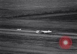 Standbild beschädigt B-52 Flugzeug landet sicher Blytheville Arkansas USA, 1964, aus Sekunde 45 historischem Filmmaterial Videoclip 65675036635