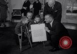 Standbild Präsident Johnson Ostern Dichtungen Unterstützung Washington DC USA, 1964, aus Sekunde 6 historischem Filmmaterial Videoclip 65675036637