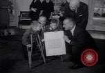 Standbild Präsident Johnson Ostern Dichtungen Unterstützung Washington DC USA, 1964, aus Sekunde 7 historischem Filmmaterial Videoclip 65675036637