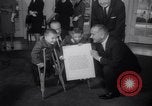 Standbild Präsident Johnson Ostern Dichtungen Unterstützung Washington DC USA, 1964, aus Sekunde 8 historischem Filmmaterial Videoclip 65675036637