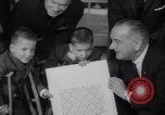 Standbild Präsident Johnson Ostern Dichtungen Unterstützung Washington DC USA, 1964, aus Sekunde 10 historischem Filmmaterial Videoclip 65675036637