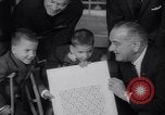 Standbild Präsident Johnson Ostern Dichtungen Unterstützung Washington DC USA, 1964, aus Sekunde 11 historischem Filmmaterial Videoclip 65675036637