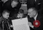 Standbild Präsident Johnson Ostern Dichtungen Unterstützung Washington DC USA, 1964, aus Sekunde 12 historischem Filmmaterial Videoclip 65675036637