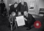 Standbild Präsident Johnson Ostern Dichtungen Unterstützung Washington DC USA, 1964, aus Sekunde 13 historischem Filmmaterial Videoclip 65675036637