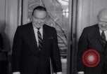 Standbild Präsident Johnson Ostern Dichtungen Unterstützung Washington DC USA, 1964, aus Sekunde 17 historischem Filmmaterial Videoclip 65675036637