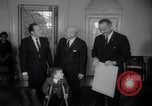 Standbild Präsident Johnson Ostern Dichtungen Unterstützung Washington DC USA, 1964, aus Sekunde 21 historischem Filmmaterial Videoclip 65675036637