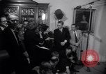 Standbild Präsident Johnson Ostern Dichtungen Unterstützung Washington DC USA, 1964, aus Sekunde 23 historischem Filmmaterial Videoclip 65675036637