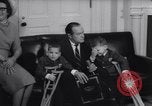 Standbild Präsident Johnson Ostern Dichtungen Unterstützung Washington DC USA, 1964, aus Sekunde 26 historischem Filmmaterial Videoclip 65675036637