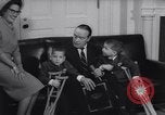 Standbild Präsident Johnson Ostern Dichtungen Unterstützung Washington DC USA, 1964, aus Sekunde 27 historischem Filmmaterial Videoclip 65675036637