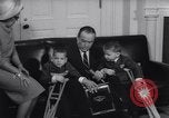 Standbild Präsident Johnson Ostern Dichtungen Unterstützung Washington DC USA, 1964, aus Sekunde 28 historischem Filmmaterial Videoclip 65675036637