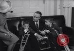 Standbild Präsident Johnson Ostern Dichtungen Unterstützung Washington DC USA, 1964, aus Sekunde 29 historischem Filmmaterial Videoclip 65675036637