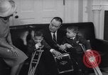 Standbild Präsident Johnson Ostern Dichtungen Unterstützung Washington DC USA, 1964, aus Sekunde 30 historischem Filmmaterial Videoclip 65675036637