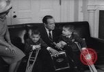 Standbild Präsident Johnson Ostern Dichtungen Unterstützung Washington DC USA, 1964, aus Sekunde 31 historischem Filmmaterial Videoclip 65675036637