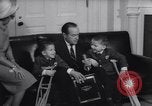 Standbild Präsident Johnson Ostern Dichtungen Unterstützung Washington DC USA, 1964, aus Sekunde 36 historischem Filmmaterial Videoclip 65675036637