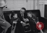 Standbild Präsident Johnson Ostern Dichtungen Unterstützung Washington DC USA, 1964, aus Sekunde 37 historischem Filmmaterial Videoclip 65675036637