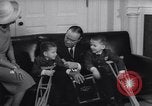Standbild Präsident Johnson Ostern Dichtungen Unterstützung Washington DC USA, 1964, aus Sekunde 38 historischem Filmmaterial Videoclip 65675036637
