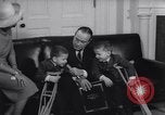 Standbild Präsident Johnson Ostern Dichtungen Unterstützung Washington DC USA, 1964, aus Sekunde 40 historischem Filmmaterial Videoclip 65675036637
