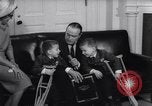 Standbild Präsident Johnson Ostern Dichtungen Unterstützung Washington DC USA, 1964, aus Sekunde 46 historischem Filmmaterial Videoclip 65675036637