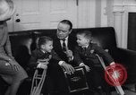 Standbild Präsident Johnson Ostern Dichtungen Unterstützung Washington DC USA, 1964, aus Sekunde 56 historischem Filmmaterial Videoclip 65675036637
