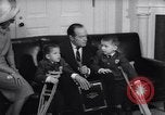 Standbild Präsident Johnson Ostern Dichtungen Unterstützung Washington DC USA, 1964, aus Sekunde 61 historischem Filmmaterial Videoclip 65675036637