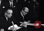 Immagine di Regno States-Canada patti Washington DC USA, 1964, secondo 49 filmato di repertorio 65675036638