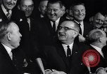 Immagine di Regno States-Canada patti Washington DC USA, 1964, secondo 52 filmato di repertorio 65675036638