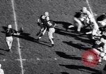 Standbild Oklahoma gegen Notre Dame Football Spiel 1956 South Bend Indiana USA, 1956, aus Sekunde 5 historischem Filmmaterial Videoclip 65675036654