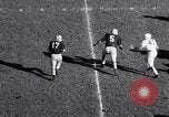 Standbild Oklahoma gegen Notre Dame Football Spiel 1956 South Bend Indiana USA, 1956, aus Sekunde 6 historischem Filmmaterial Videoclip 65675036654