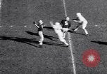 Standbild Oklahoma gegen Notre Dame Football Spiel 1956 South Bend Indiana USA, 1956, aus Sekunde 7 historischem Filmmaterial Videoclip 65675036654