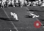 Standbild Oklahoma gegen Notre Dame Football Spiel 1956 South Bend Indiana USA, 1956, aus Sekunde 10 historischem Filmmaterial Videoclip 65675036654