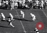 Standbild Oklahoma gegen Notre Dame Football Spiel 1956 South Bend Indiana USA, 1956, aus Sekunde 11 historischem Filmmaterial Videoclip 65675036654
