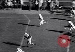 Standbild Oklahoma gegen Notre Dame Football Spiel 1956 South Bend Indiana USA, 1956, aus Sekunde 13 historischem Filmmaterial Videoclip 65675036654