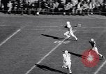 Standbild Oklahoma gegen Notre Dame Football Spiel 1956 South Bend Indiana USA, 1956, aus Sekunde 15 historischem Filmmaterial Videoclip 65675036654