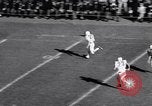 Standbild Oklahoma gegen Notre Dame Football Spiel 1956 South Bend Indiana USA, 1956, aus Sekunde 16 historischem Filmmaterial Videoclip 65675036654
