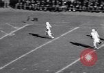 Standbild Oklahoma gegen Notre Dame Football Spiel 1956 South Bend Indiana USA, 1956, aus Sekunde 17 historischem Filmmaterial Videoclip 65675036654