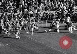 Standbild Oklahoma gegen Notre Dame Football Spiel 1956 South Bend Indiana USA, 1956, aus Sekunde 19 historischem Filmmaterial Videoclip 65675036654