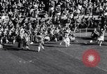 Standbild Oklahoma gegen Notre Dame Football Spiel 1956 South Bend Indiana USA, 1956, aus Sekunde 20 historischem Filmmaterial Videoclip 65675036654