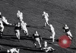 Standbild Oklahoma gegen Notre Dame Football Spiel 1956 South Bend Indiana USA, 1956, aus Sekunde 23 historischem Filmmaterial Videoclip 65675036654