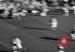 Standbild Oklahoma gegen Notre Dame Football Spiel 1956 South Bend Indiana USA, 1956, aus Sekunde 25 historischem Filmmaterial Videoclip 65675036654