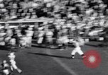 Standbild Oklahoma gegen Notre Dame Football Spiel 1956 South Bend Indiana USA, 1956, aus Sekunde 26 historischem Filmmaterial Videoclip 65675036654
