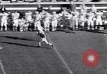 Standbild Oklahoma gegen Notre Dame Football Spiel 1956 South Bend Indiana USA, 1956, aus Sekunde 27 historischem Filmmaterial Videoclip 65675036654