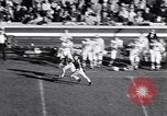 Standbild Oklahoma gegen Notre Dame Football Spiel 1956 South Bend Indiana USA, 1956, aus Sekunde 28 historischem Filmmaterial Videoclip 65675036654