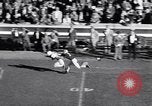 Standbild Oklahoma gegen Notre Dame Football Spiel 1956 South Bend Indiana USA, 1956, aus Sekunde 29 historischem Filmmaterial Videoclip 65675036654