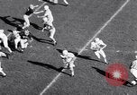 Standbild Oklahoma gegen Notre Dame Football Spiel 1956 South Bend Indiana USA, 1956, aus Sekunde 35 historischem Filmmaterial Videoclip 65675036654