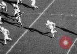 Standbild Oklahoma gegen Notre Dame Football Spiel 1956 South Bend Indiana USA, 1956, aus Sekunde 36 historischem Filmmaterial Videoclip 65675036654