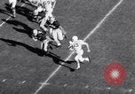 Standbild Oklahoma gegen Notre Dame Football Spiel 1956 South Bend Indiana USA, 1956, aus Sekunde 37 historischem Filmmaterial Videoclip 65675036654