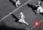 Standbild Oklahoma gegen Notre Dame Football Spiel 1956 South Bend Indiana USA, 1956, aus Sekunde 39 historischem Filmmaterial Videoclip 65675036654