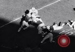 Standbild Oklahoma gegen Notre Dame Football Spiel 1956 South Bend Indiana USA, 1956, aus Sekunde 41 historischem Filmmaterial Videoclip 65675036654
