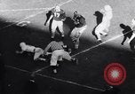 Standbild Oklahoma gegen Notre Dame Football Spiel 1956 South Bend Indiana USA, 1956, aus Sekunde 43 historischem Filmmaterial Videoclip 65675036654
